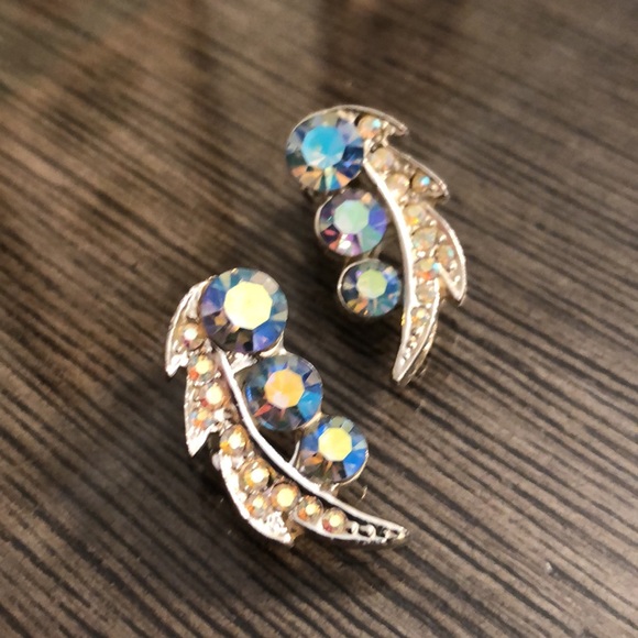 Vintage Leave Design Aurora Borealis Rhinestone Clip Earrings - Picture 2 of 12